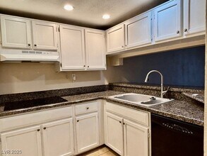 750 S Royal Crest Cir in Las Vegas, NV - Building Photo - Building Photo