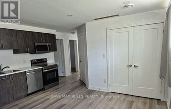 4263 Fourth Ave in Niagara Falls, ON - Building Photo - Building Photo