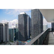 1000 Brickell Plz in Miami, FL - Building Photo - Building Photo