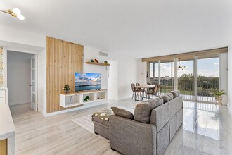 3001 S Course Dr in Pompano Beach, FL - Foto de edificio - Building Photo