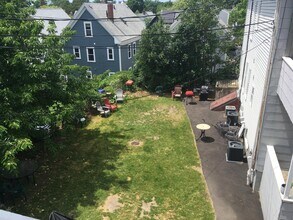 28 Cherry St, Unit 1 in Somerville, MA - Foto de edificio - Building Photo
