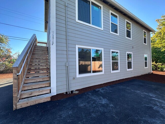 16818 SE Market St in Portland, OR - Building Photo - Building Photo