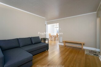 568 S State St in Lake Oswego, OR - Building Photo - Building Photo