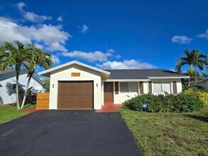 7304 Westwood Dr in Tamarac, FL - Building Photo - Building Photo