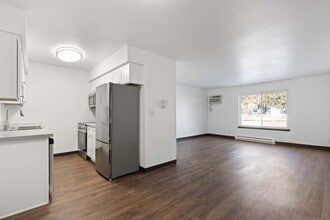 Hillcrest Apartments in Watertown, WI - Foto de edificio - Building Photo