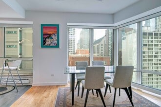 57 E Delaware Pl in Chicago, IL - Building Photo - Building Photo