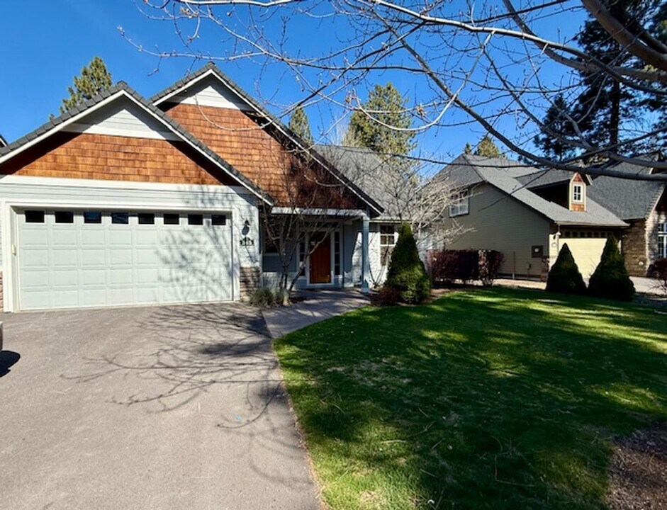 345 Timber Creek Dr in Sisters, OR - Building Photo