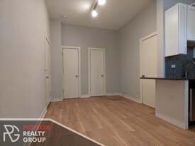 456 W Belmont Ave, Unit 1 in Chicago, IL - Building Photo - Building Photo