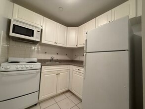 1274 River Rd, Unit 208 Undercliff Ave B6 in Edgewater, NJ - Building Photo - Building Photo