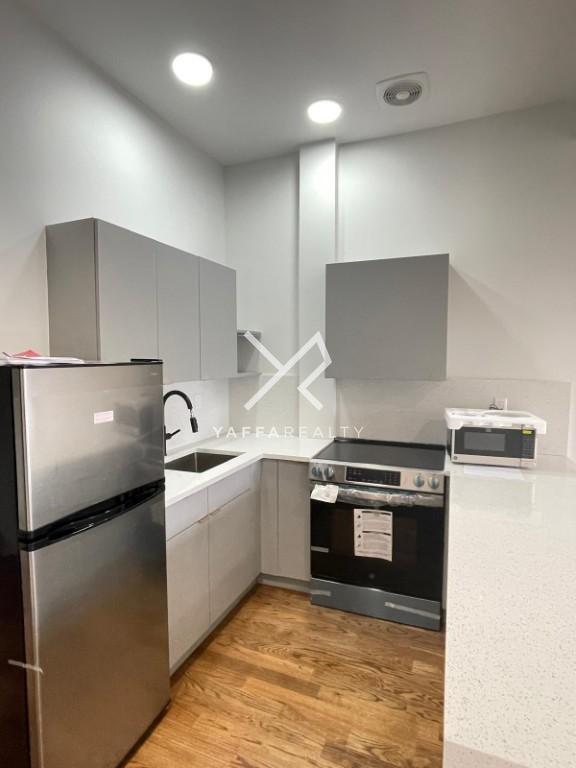 180 Noll St in Brooklyn, NY - Building Photo - Building Photo
