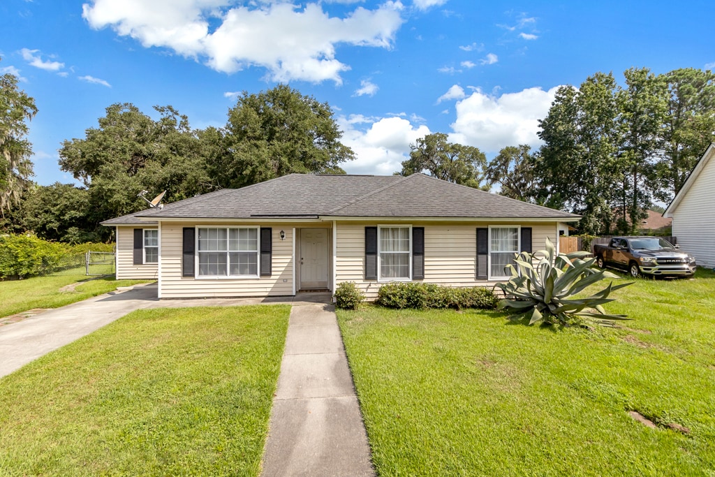 402 Sterling Creek Dr in Richmond Hill, GA - Building Photo