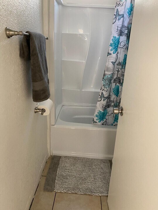 11914 Wilmington Ave, Unit D in Los Angeles, CA - Building Photo