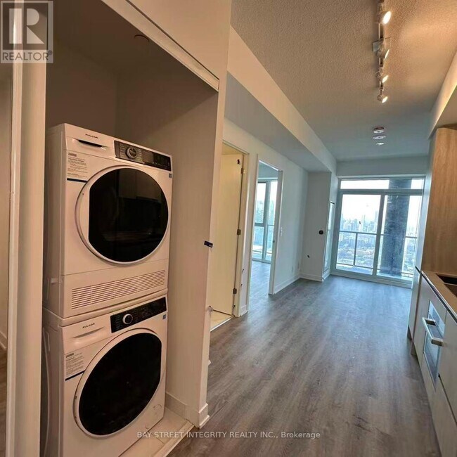 180 Front St E in Toronto, ON - Building Photo - Building Photo