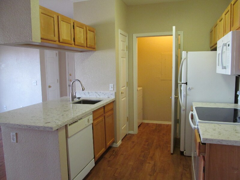 5401 E Van Buren St in Phoenix, AZ - Building Photo