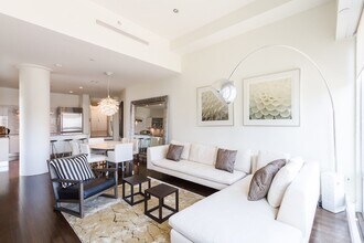 360 Newbury St, Unit 407 in Boston, MA - Building Photo - Building Photo
