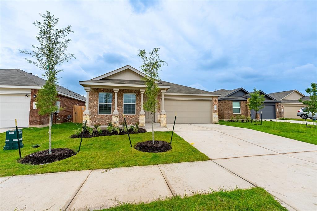 200 Camargue Dr in Hutto, TX - Building Photo