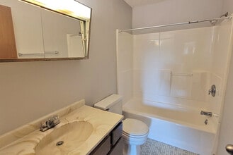 Southland Court in Brookings, SD - Foto de edificio - Building Photo