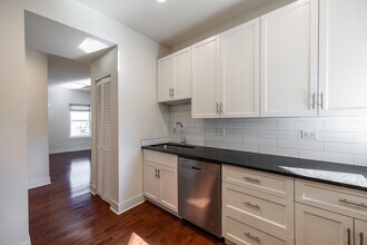 1159 W Lunt Ave, Unit 3 in Chicago, IL - Building Photo - Building Photo