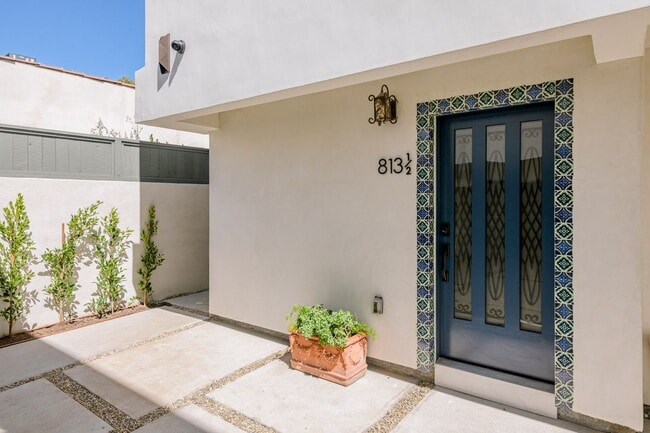 813 1/2 North June Street in Los Angeles, CA - Building Photo - Building Photo