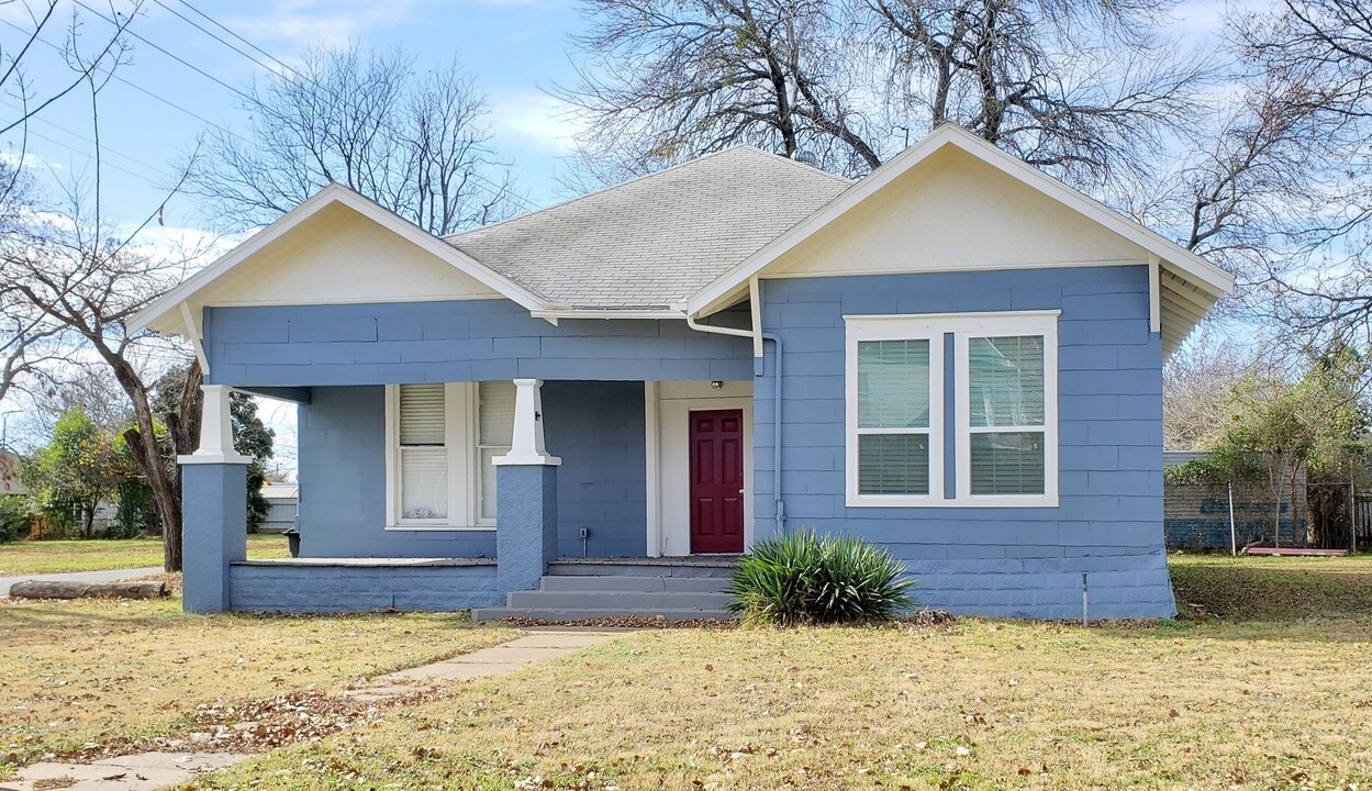 611 N Anglin St in Cleburne, TX - Building Photo