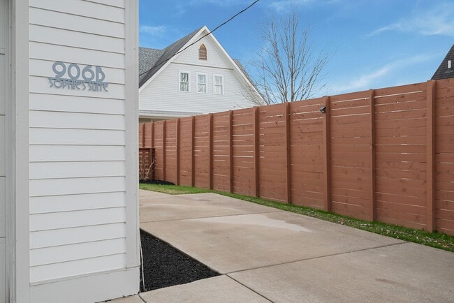 property at 906 N 5th St