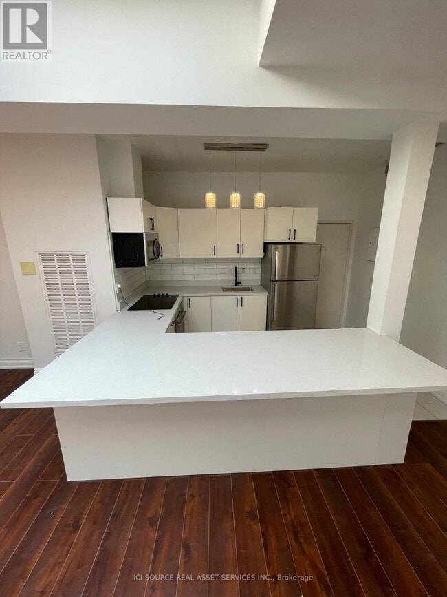 property at 754-754 Queen St E
