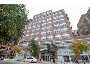 933 W Van Buren St, Unit 624 in Chicago, IL - Building Photo - Building Photo