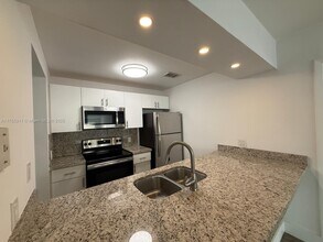 8120 Geneva Ct in Doral, FL - Building Photo - Building Photo