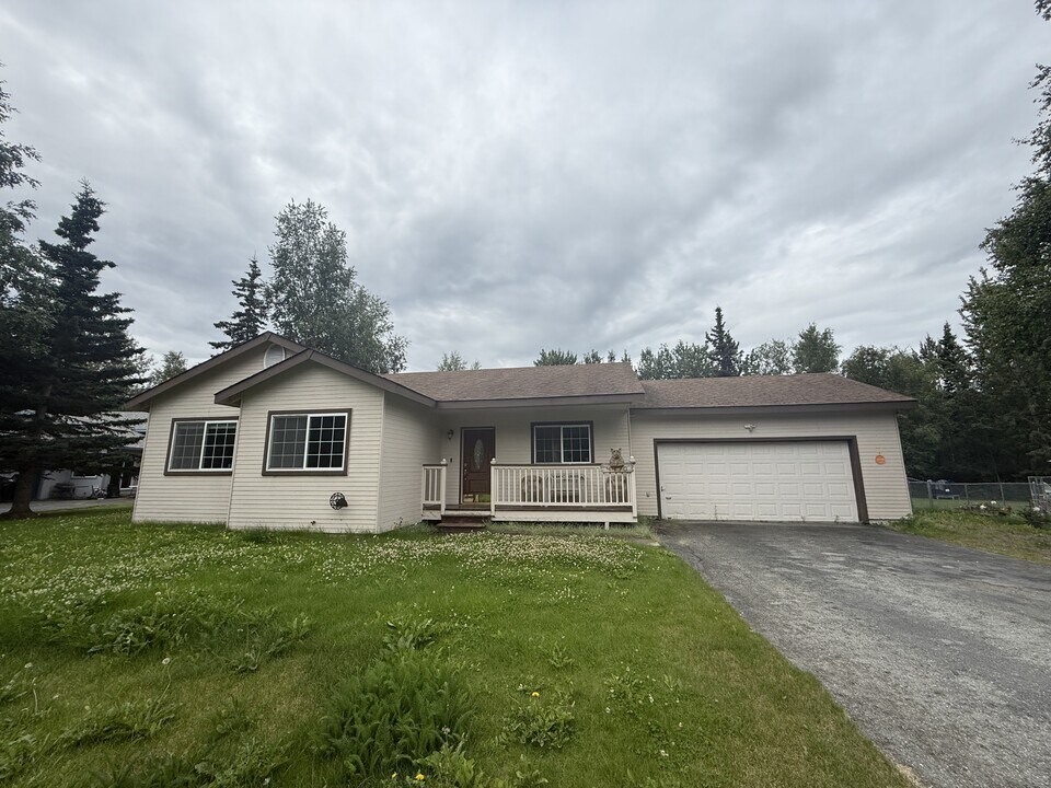 4470 E Birchwood Dr in Wasilla, AK - Foto de edificio
