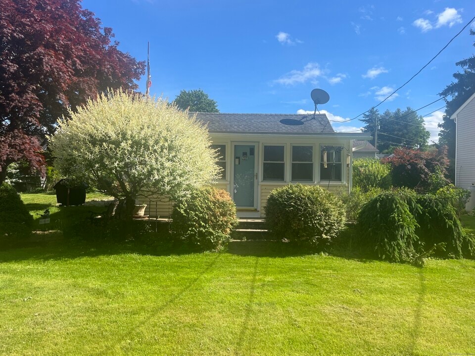 8 Old Bogus Rd in New Fairfield, CT - Building Photo
