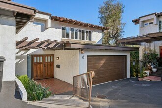 835 Amigos Way in Newport Beach, CA - Building Photo - Building Photo