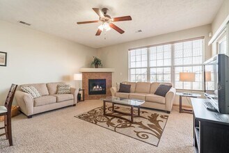 Stone Ridge Estates Apartments & Duplexes in Lincoln, NE - Foto de edificio - Building Photo