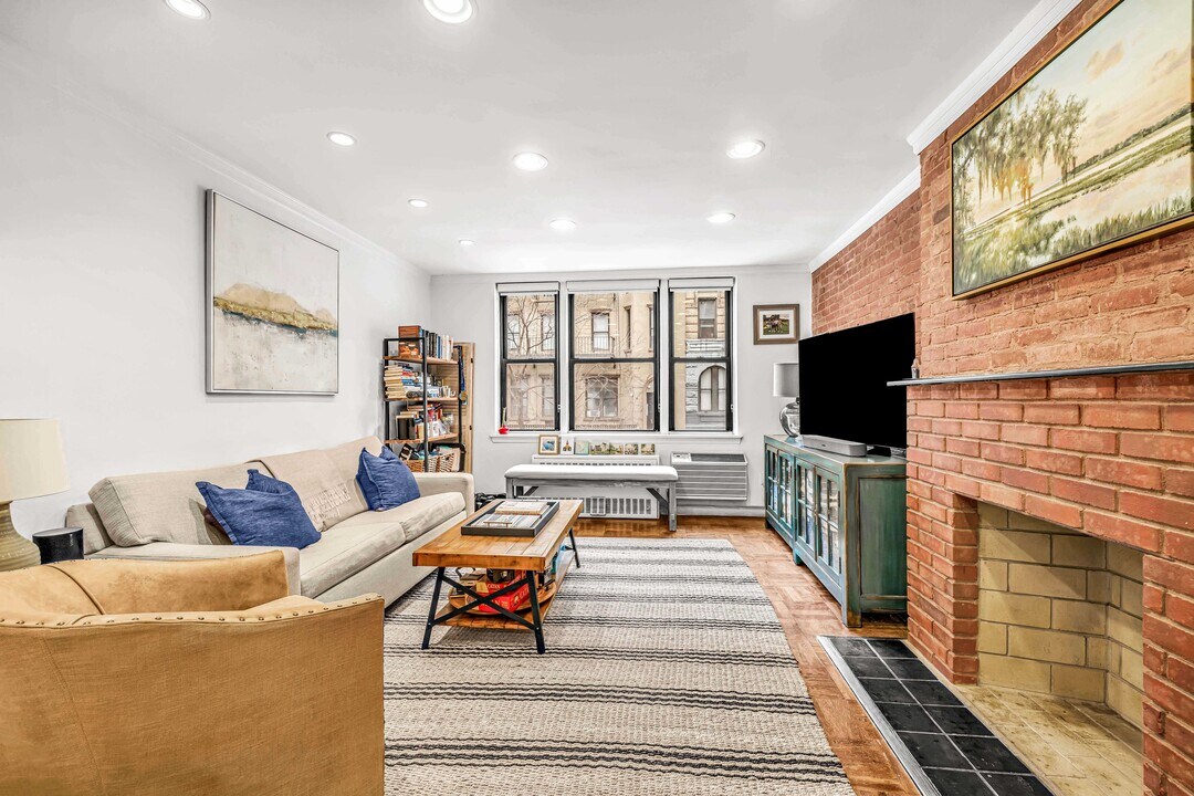 250 W 15th St in New York, NY - Building Photo