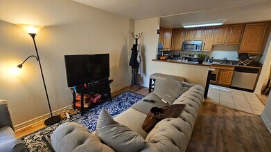 1737 Bayview Heights Dr, Unit 41 in San Diego, CA - Building Photo - Building Photo