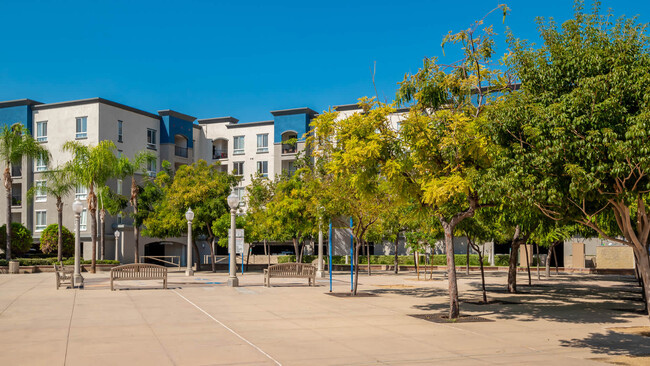 City Pointe in Fullerton, CA - Foto de edificio - Building Photo