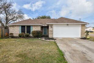 2502 6th Ave N in Texas City, TX - Building Photo