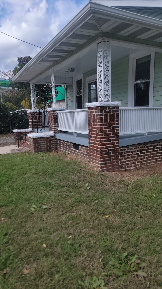Room in House on Holloway St in Durham, NC - Building Photo - Building Photo