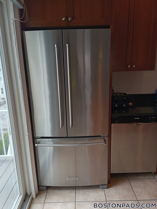 467 E 8th St, Unit 3 in Boston, MA - Building Photo