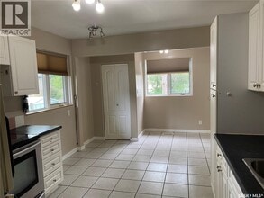 460 Wascana St in Regina, SK - Building Photo - Building Photo