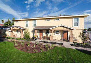 Jasmine Garden Apartments in Compton, CA - Foto de edificio - Building Photo