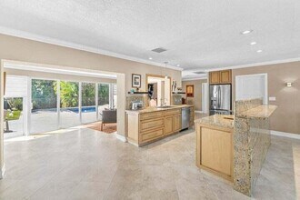 653 NW 10th Ct in Boca Raton, FL - Foto de edificio - Building Photo