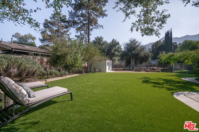 1380 Old Topanga Canyon Rd in Topanga, CA - Foto de edificio - Building Photo