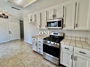 808 Tassajara Ct in Modesto, CA - Foto de edificio - Building Photo