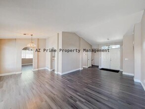 5678 N 78th Ave in Glendale, AZ - Foto de edificio - Building Photo