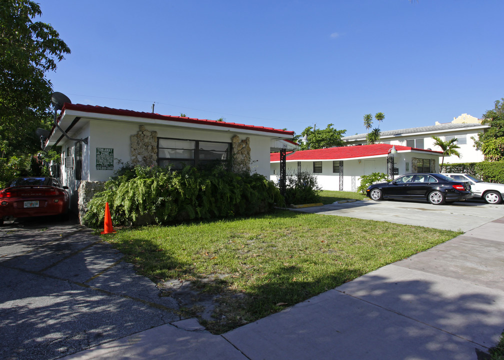 214-218 Salamanca Ave in Coral Gables, FL - Building Photo