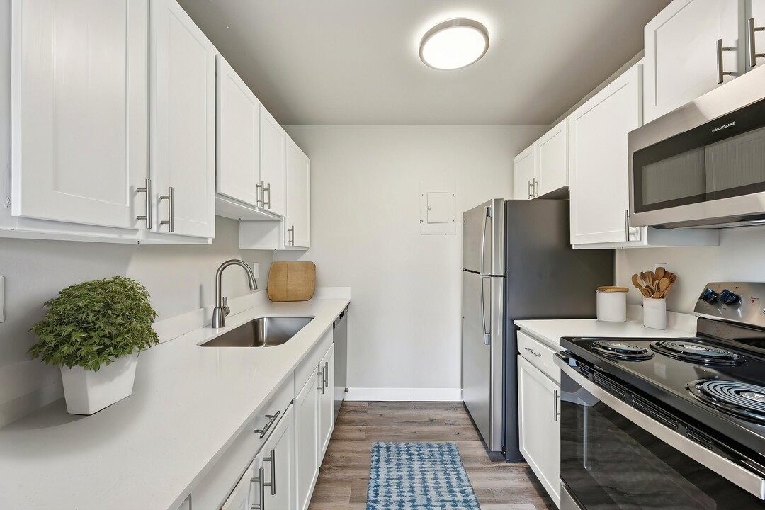 3300 Tamarac Apartments in Denver, CO - Foto de edificio