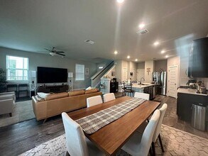 7409 Acela Trl in Austin, TX - Foto de edificio - Building Photo
