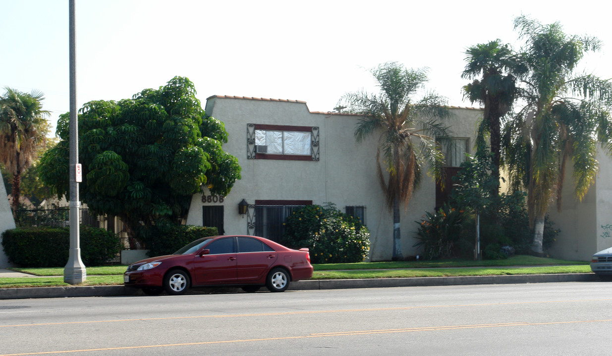 8808 Van Nuys Blvd in Panorama City, CA - Building Photo