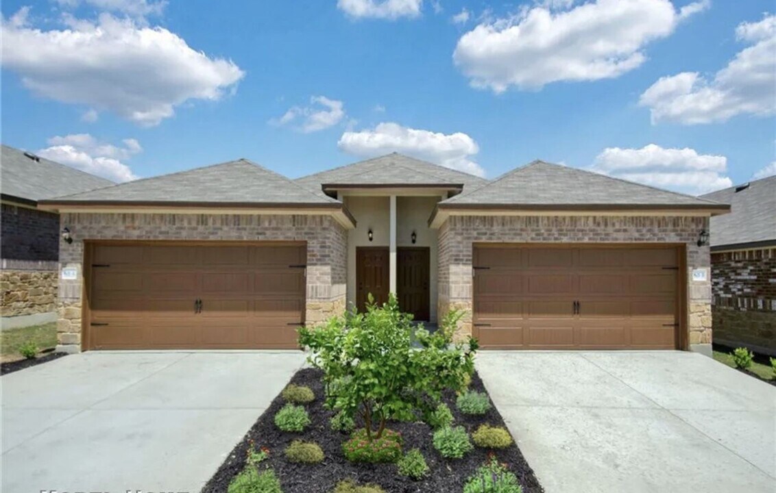 1115 Burek Cross in Seguin, TX - Building Photo