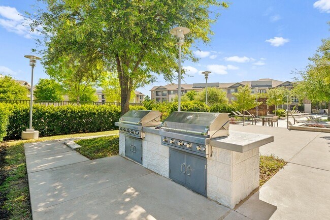 Ovation at Lewisville Apartment Homes in Lewisville, TX - Foto de edificio - Building Photo